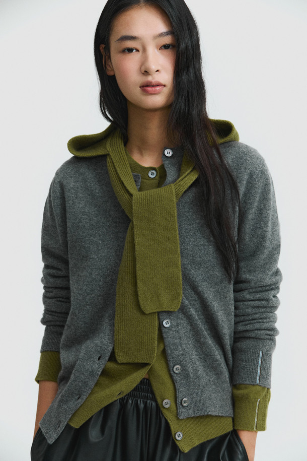 캐시미어 바라클라바 (올리브)는 겨울철 추위로부터 당신을 따뜻하게 보호해 줄 필수 아이템입니다. 부드러운 캐시미어 소재와 깊은 모자 깊이, 두꺼운 두께감으로 뛰어난 보온성을 제공하며, 립조직 편직으로 고급스러운 질감을 더했습니다. 머플러처럼 연출하여 다양한 스타일을 연출할 수 있으며, 이마를 가리는 후드 디자인으로 더욱 포근한 착용감을 선사합니다. 무지 디자인에 올리브 컬러로 어떤 스타일에도 쉽게 매치할 수 있으며, 가볍고 휴대성이 높아 겨울철 데일리 아이템으로 손색없습니다.
