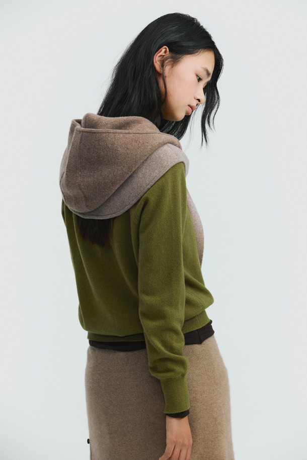 따뜻하고 포근한 분위기를 연출하는 후드 케이프 (브라운)입니다. 양모와 캐시미어 혼방의 부드러운 촉감과 두꺼운 두께감으로 가을, 겨울철 따뜻하게 몸을 감싸줍니다. 이중직 소재와 톤온톤 배색, 숄더라인 케이프 디자인이 모던하면서도 우아한 스타일을 완성합니다. 모임룩, 출근룩 등 다양한 TPO에 활용 가능하며, 클래식, 미니멀, 시크한 스타일을 연출하기 좋습니다. 깊은 모자 깊이의 후드로 보온성을 더했습니다.
