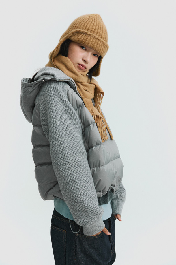 캐시미어 이어플랩 (카멜)은 부드러운 촉감의 몽골산 캐시미어 100%로 제작되어 뛰어난 보온성을 자랑하는 겨울철 필수 아이템입니다. 볼드한 골지 짜임과 턱선까지 내려오는 디자인으로 클래식, 미니멀, 캐주얼 등 다양한 스타일 연출에 용이합니다. 앞부분 접힘 디테일과 귀를 덮는 깊이로 디자인되어 따뜻함과 스타일을 동시에 잡았습니다. 차분하고 세련된 카멜 컬러는 어떤 룩에도 자연스럽게 어울립니다. 추운 겨울, 캐시미어 이어플랩 (카멜)으로 따뜻하고 멋스럽게 스타일을 완성하세요.
