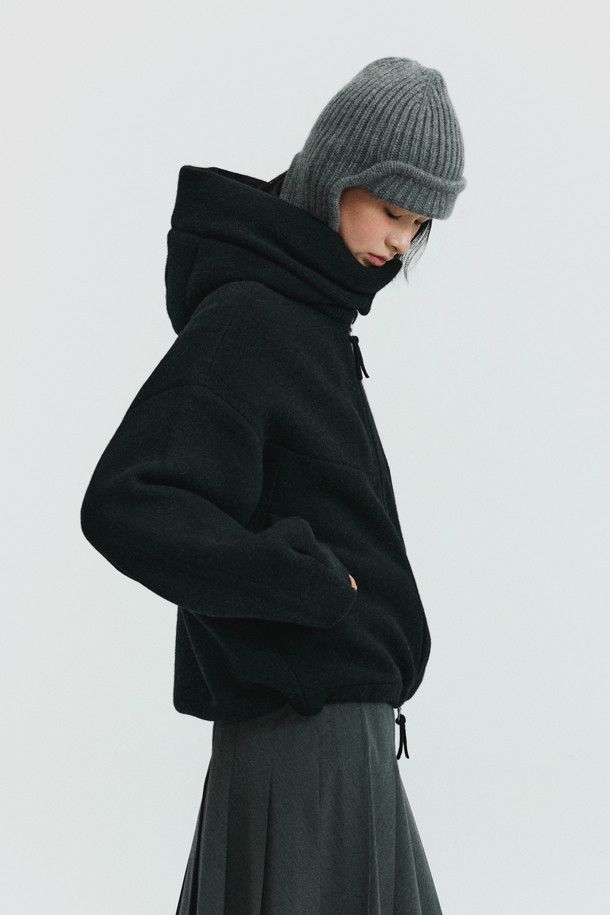 캐시미어 이어플랩 (그레이)는 부드러운 촉감과 두꺼운 두께로 따뜻함을 선사하는 겨울철 필수 아이템입니다. 귀를 완전히 덮는 디자인과 턱선까지 내려오는 길이로 보온성을 극대화하며, 앞부분 접힘 디테일이 돋보입니다. 골지 패턴과 스트링 장식이 클래식하면서도 미니멀한 스타일을 연출하여 다양한 캐주얼 룩에 매치하기 좋습니다. 공용으로 착용 가능한 디자인으로, 추운 날씨에도 스타일리시함을 잃지 않도록 도와줍니다.
