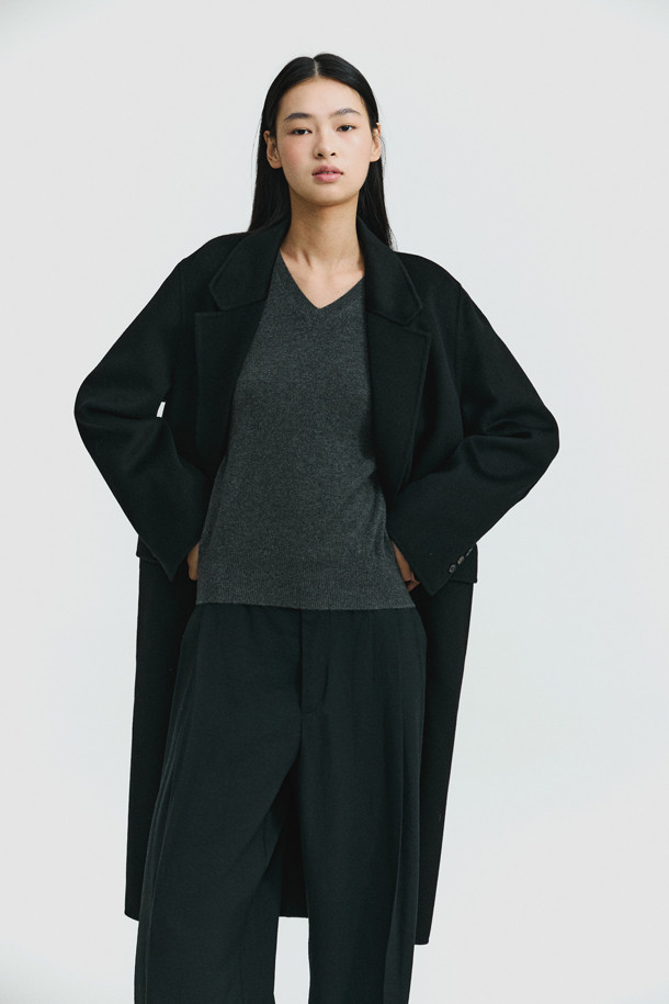 캐시미어 핸드메이드 코트 (블랙)는 가을과 겨울, 당신의 스타일을 완성해 줄 여성용 아우터입니다. 부드러운 촉감과 고급스러운 광택이 돋보이는 캐시미어 소재로 제작되었으며, 보온성이 뛰어나 추운 날씨에도 따뜻하게 착용할 수 있습니다. 베이직하고 클래식한 디자인으로 출근룩, 오피스룩, 모임룩 등 다양한 TPO에 활용 가능하며, 싱글 버튼 여밈과 레귤러핏으로 세련된 실루엣을 연출합니다. 카라와 포켓 디테일이 돋보이며, 내구성이 뛰어나 오랫동안 변함없이 즐겨 입을 수 있습니다.
