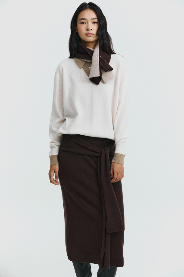 몽골산 캐시미어 100% 소재의 Tie-waist 스커트(브라운)입니다. H라인 핏으로 미니멀하고 클래식한 분위기를 연출하며, 부드러운 촉감과 두꺼운 두께로 겨울철에도 따뜻하게 착용할 수 있습니다. 랩 스타일의 디자인에 스카프 패널과 매듭 디테일이 더해져 세련된 포인트를 줍니다. 뒷트임이 있어 활동성을 높였으며, 오피스룩, 모임룩, 데이트룩 등 다양한 TPO에 활용 가능합니다. 시크한 스타일을 선호하는 여성분들께 추천합니다.
