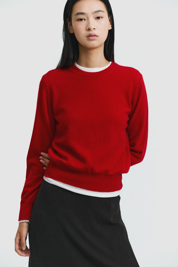 [Re-order] 베이스 레이어 라운드 (화이트)는 미니멀하고 클래식한 스타일을 추구하는 분들을 위한 사계절용 베이스 레이어입니다. 라이오셀, 울, 폴리우레탄 혼방 소재로 제작되어 부드러운 촉감과 슬림핏을 제공하며, 보온성과 신축성이 뛰어납니다. 라운드넥, 긴소매 디자인에 얇은 두께로 제작되어 레이어드하여 다양한 스타일을 연출할 수 있습니다. 무지 디자인의 화이트 컬러로 어떤 옷에도 매치하기 용이하며, 일상에서 편안하게 착용하기 좋습니다.
