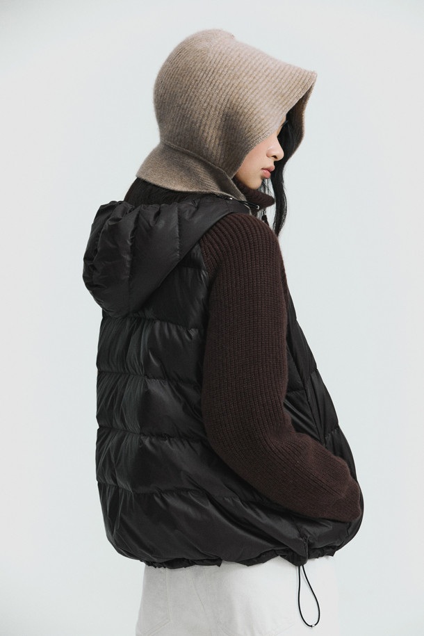 캐시미어 점퍼 (브라운)는 여성 고객을 위한 아우터 점퍼입니다. 가을과 겨울, 일상과 출근, 모임 자리에서 고급스러우면서도 클래식한 스타일을 연출할 수 있습니다. 부드러운 촉감의 캐시미어와 나일론 혼방 소재로 제작되었으며, 두꺼운 두께감으로 보온성을 높였습니다. 프랑스산 안감과 후드 및 밑단 스토퍼, 구스다운 충전재(솜털 80%, 깃털 20%)는 뛰어난 기능성을 제공합니다. 긴 소매, 레귤러핏에 집업 방식으로 편안하게 착용할 수 있습니다.
