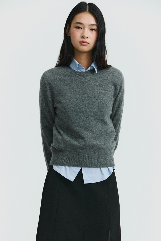 클래식 라운드 스웨터 (그레이)는 부드러운 촉감과 뛰어난 보온성을 자랑하는 여성용 겨울 스웨터입니다. 몽골산 캐시미어 100% 소재로 제작되어 고급스러운 착용감을 선사하며, 레귤러 핏과 라운드넥 디자인으로 클래식하고 베이직한 스타일을 연출합니다. 앞단 사선 스티치와 립조직 소매단 디테일이 돋보이며, 가벼운 무게감으로 편안하게 착용할 수 있습니다. 오피스룩과 출근룩에 잘 어울리는 미니멀한 디자인으로, 다양한 스타일링에 활용하기 좋습니다.
