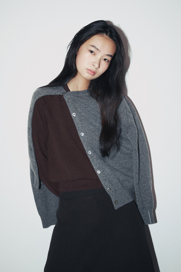 **클래식 브이넥 스웨터 (브라운)**

몽골산 캐시미어 100% 소재로 제작되어 부드러운 촉감과 가벼운 착용감을 선사하는 브라운 컬러의 여성용 브이넥 스웨터입니다. 가을, 겨울 시즌에 어울리는 레귤러 핏의 긴소매 디자인으로, 클래식하고 베이직한 스타일을 연출합니다. 얇은 두께감으로 다양한 이너와 레이어드하여, 출근룩, 오피스룩, 모임룩 등 폭넓은 TPO에 활용 가능합니다. 미니멀한 디자인으로 유행을 타지 않아 오랫동안 즐겨 입을 수 있으며, 캐시미어 특유의 고급스러운 분위기를 더합니다.
