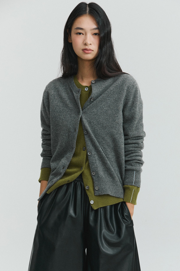 몽골산 캐시미어 100% 소재의 클래식 버튼 가디건입니다. 가볍고 부드러운 촉감으로 가을, 겨울철 따뜻하게 착용할 수 있으며, 일상, 오피스룩, 출근룩, 모임룩 등 다양한 TPO에 활용 가능합니다. 레귤러핏 디자인에 라운드넥으로 제작되었으며, 베이직하고 미니멀한 스타일을 연출합니다. 얇은 두께로 제작되어 휴대성이 높으며, 라운드 스웨터와 셋업으로도 코디할 수 있습니다.
