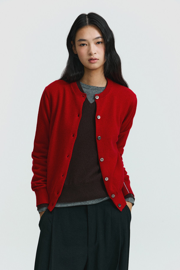 [Re-order] 클래식 버튼 가디건 (레드)는 몽골산 캐시미어 100% 소재로 제작되어 부드러운 촉감을 자랑하며, 가을과 겨울에 따뜻하게 착용할 수 있습니다. 라운드넥 디자인에 레귤러핏으로 제작되어 베이직하고 클래식한 스타일을 연출하며, 버튼 여밈 방식으로 간편하게 착용 가능합니다. 얇은 두께감으로 휴대성이 뛰어나며, 다양한 이너와 레이어드하여 오피스룩, 출근룩, 모임룩 등 TPO에 맞춰 활용할 수 있습니다. 라운드 스웨터와 셋업으로도 연출하여 미니멀한 스타일을 완성할 수 있습니다.
