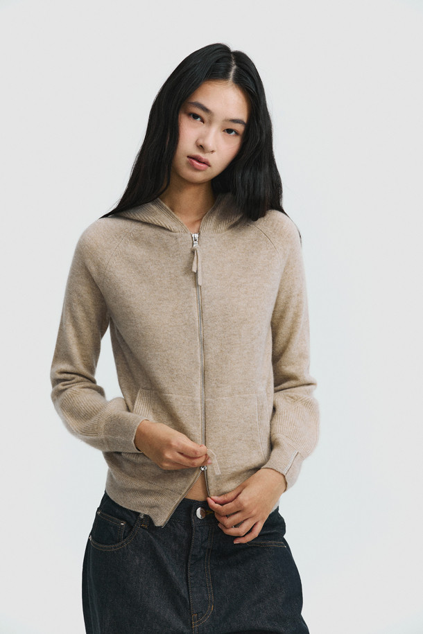 몽골산 캐시미어 100% 소재의 후드 가디건(베이지)입니다. 부드러운 촉감과 보온성을 갖춘 두꺼운 두께감으로 가을, 겨울철 따뜻하게 착용하기 좋습니다. 집업 스타일로 간편하게 입고 벗을 수 있으며, 베이직하고 캐주얼한 무드를 연출합니다. 넉넉한 후드 크기와 소매단 하찌조직 포인트, 브랜드 로고가 각인된 지퍼 디테일이 돋보입니다. 일상룩, 집콕룩, 산책룩 등 다양한 TPO에 캐주얼, 미니멀, 클래식 스타일로 활용하기 좋습니다.
