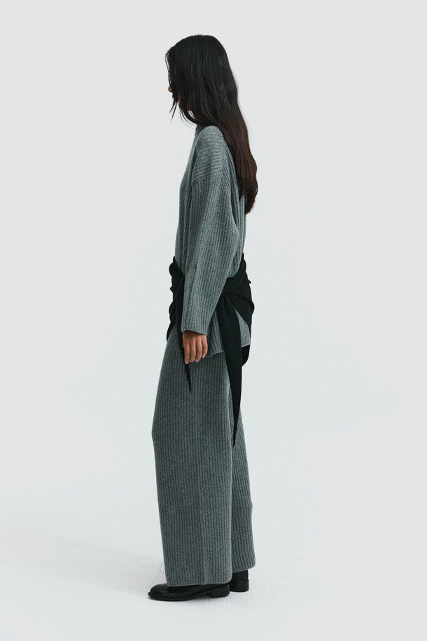 캐시미어와 양모 혼방으로 제작되어 부드러운 촉감을 자랑하는 그레이 컬러의 청키 스웨터입니다. 
라운드넥 디자인에 루즈핏으로 편안하게 착용 가능하며, 가을 겨울 시즌 데일리룩, 집콕룩, 카페룩 등 다양한 TPO에 활용하기 좋습니다. 
케이블 패턴과 와이드한 소매단, 둥근 밑단이 특징이며, 앞뒤 기장 차이로 포인트를 더했습니다. 
두꺼운 두께감으로 따뜻함을 유지하며, 베이직하면서도 캐주얼하고 클래식한 스타일을 연출합니다. 
긴 소매 기장으로 포근함을 더해 겨울철 필수 아이템으로 활용하기 좋습니다.