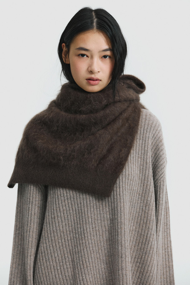 부드러운 촉감의 헤어리 캐시미어 스웨터 (브라운)입니다. 두꺼운 두께감으로 가을, 겨울 시즌 따뜻하게 착용할 수 있으며, 루즈핏과 브이넥 디자인으로 편안하면서도 세련된 스타일을 연출합니다. 베이직한 무드의 무지 디자인은 클래식, 미니멀, 캐주얼 등 다양한 스타일과 쉽게 매치할 수 있습니다. 브러싱 처리와 기모감으로 풍성한 텍스처를 더해 포근한 느낌을 선사하며, 겨울 데일리룩, 집콕룩, 카페룩 등 폭넓게 활용할 수 있습니다. 긴 소매 기장의 여성 니트/스웨터입니다.
