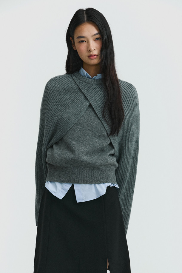 와이드 슬리브 볼레로 (그레이)는 캐시미어와 울 혼방 소재로 제작되어 부드러운 촉감과 두꺼운 두께감으로 가을, 겨울 시즌에 따뜻하게 착용하기 좋습니다. 루즈핏의 라운드넥 디자인에 와이드 슬리브, 사선 디테일, 짧은 기장이 더해져 미니멀하면서도 세련된 무드를 연출합니다. 무지 디자인으로 어떤 옷에도 쉽게 매치할 수 있으며, 탄탄한 짜임으로 레이어드하여 다양한 스타일을 연출할 수 있습니다. 데일리룩, 모임룩, 카페룩 등 TPO에 구애받지 않고 미니멀, 클래식, 캐주얼 스타일을 모두 소화할 수 있는 활용도 높은 아이템입니다.
