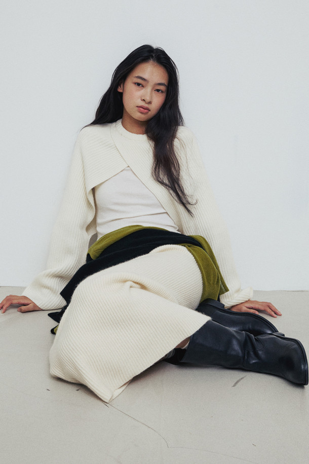 아이보리 와이드 슬리브 볼레로입니다. 캐시미어와 울 혼방 소재로 제작되어 부드러운 촉감과 따뜻함을 선사하며, 가을, 겨울 시즌에 착용하기 좋습니다. 라운드넥에 루즈핏 디자인으로 편안하면서도 엘레강스한 무드를 연출합니다. 와이드 슬리브와 사선 디테일이 돋보이며, 크롭 기장으로 다양한 스타일링에 활용할 수 있습니다. 데이트룩, 모임룩, 출근룩 등 TPO에 맞춰 클래식, 미니멀, 시크한 스타일을 연출해보세요.
