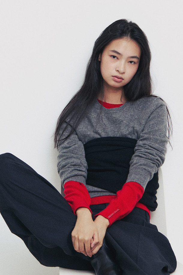 몽골산 캐시미어 100%로 제작된 Triangle 머플러(블랙)입니다. 가을, 겨울철 보온성을 책임지는 부드러운 촉감의 얇은 두께로, 숄처럼 활용 가능한 넉넉한 사이즈가 특징입니다. 베이직한 디자인과 무지 패턴은 클래식, 미니멀, 캐주얼 등 다양한 스타일 연출에 용이하며, 출근룩과 모임룩에 모두 잘 어울립니다. 가볍게 걸쳐 포근함을 더해보세요.
