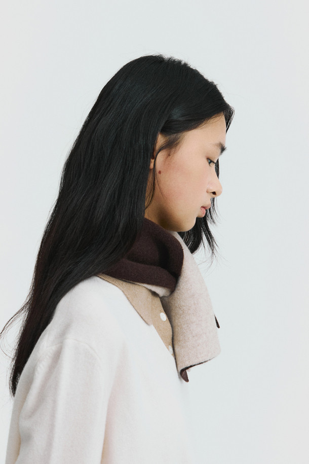 캐시미어 쁘띠 머플러 (라이트 베이지)는 가을과 겨울, 미니멀하고 클래식한 스타일을 연출하기에 적합합니다. 부드러운 캐시미어 소재에 도톰한 두께감으로 보온성을 높였으며, 이중직으로 제작되어 탄탄한 내구성을 자랑합니다. 숏한 기장감과 홀 트임 디자인으로 휴대성이 뛰어나며, 출근룩이나 모임룩에 포인트를 더할 수 있습니다. 무지 디자인의 라이트 베이지 컬러는 어떤 옷에도 잘 어울려 데일리 머플러로 활용하기 좋습니다. 
