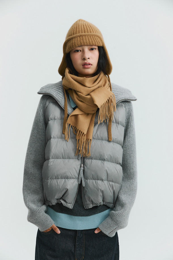 캐시미어 클래식 머플러 (Camel)는 부드러운 촉감과 뛰어난 보온성을 자랑하는 겨울철 필수 아이템입니다. 지블링 기법으로 제작되어 은은한 광택과 고급스러움을 더했으며, 164cm의 넉넉한 기장으로 다양한 스타일 연출이 가능합니다. 클래식하고 모던한 디자인으로 남녀 모두에게 잘 어울리며, 겨울 데일리룩에 따뜻함과 세련됨을 더해줍니다. 부드러운 캐시미어 소재는 편안한 착용감을 선사합니다.
