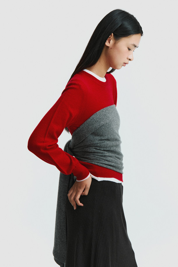 몽골산 캐시미어 100% 소재의 캐시미어 와이드 숄 (그레이)입니다. 가을, 겨울 시즌에 어울리는 부드러운 촉감과 얇은 두께로 제작되어, 가볍게 걸치기 좋습니다. 베이직하고 클래식한 디자인으로 여행룩, 휴가룩과 미니멀한 스타일을 연출하기 좋습니다. 70cm x 200cm의 넉넉한 사이즈로 담요, 숄, 머플러 등 다용도로 활용 가능하며, 휴대성이 뛰어나 실용적입니다.
