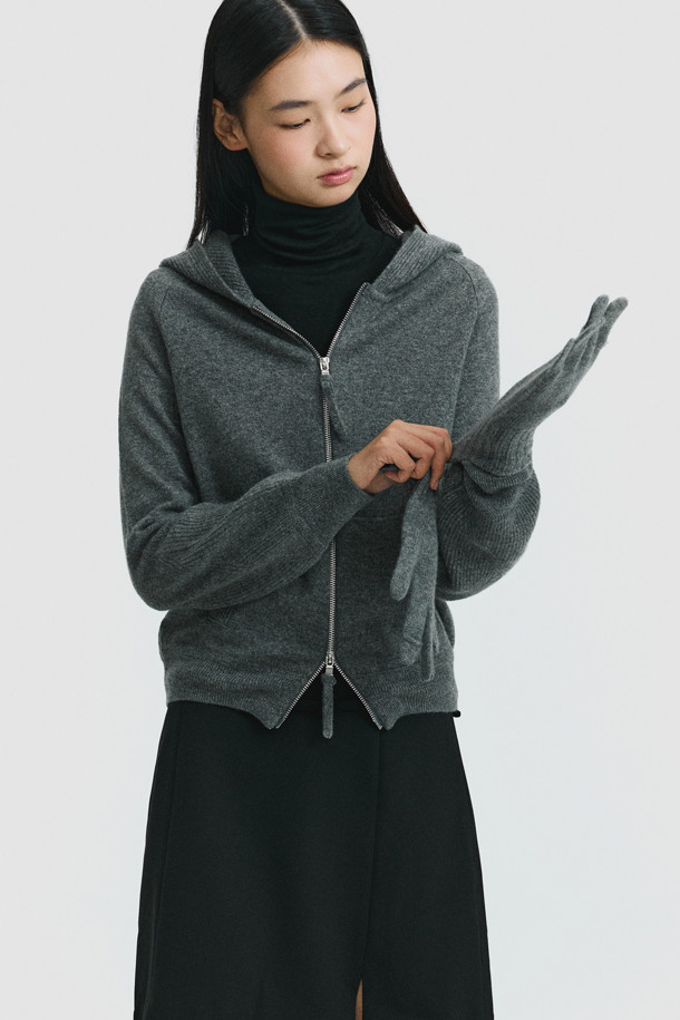 캐시미어 베이직 장갑 (그레이)는 몽골산 캐시미어 100% 소재로 제작되어 부드러운 촉감과 뛰어난 보온성을 자랑합니다. 얇은 두께감으로 답답함 없이 착용 가능하며, 손목 위 길이감과 손목 립조직으로 안정적인 핏을 선사합니다. 베이직한 디자인과 무지 패턴으로 클래식, 미니멀, 캐주얼 등 다양한 스타일과 매치하기 좋습니다. 검지 핑거홀이 있어 스마트폰 터치도 편리하며, 출근룩에 고급스러움을 더해줍니다.
