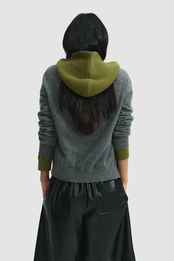 캐시미어 바라클라바 (올리브)는 겨울철 추위로부터 당신을 따뜻하게 보호해 줄 필수 아이템입니다. 부드러운 캐시미어 소재와 깊은 모자 깊이, 두꺼운 두께감으로 뛰어난 보온성을 제공하며, 립조직 편직으로 고급스러운 질감을 더했습니다. 머플러처럼 연출하여 다양한 스타일을 연출할 수 있으며, 이마를 가리는 후드 디자인으로 더욱 포근한 착용감을 선사합니다. 무지 디자인에 올리브 컬러로 어떤 스타일에도 쉽게 매치할 수 있으며, 가볍고 휴대성이 높아 겨울철 데일리 아이템으로 손색없습니다.
