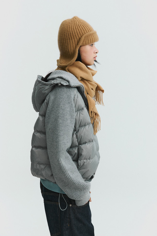 캐시미어 이어플랩 (카멜)은 부드러운 촉감의 몽골산 캐시미어 100%로 제작되어 뛰어난 보온성을 자랑하는 겨울철 필수 아이템입니다. 볼드한 골지 짜임과 턱선까지 내려오는 디자인으로 클래식, 미니멀, 캐주얼 등 다양한 스타일 연출에 용이합니다. 앞부분 접힘 디테일과 귀를 덮는 깊이로 디자인되어 따뜻함과 스타일을 동시에 잡았습니다. 차분하고 세련된 카멜 컬러는 어떤 룩에도 자연스럽게 어울립니다. 추운 겨울, 캐시미어 이어플랩 (카멜)으로 따뜻하고 멋스럽게 스타일을 완성하세요.
