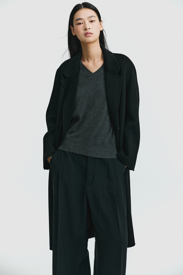 캐시미어 핸드메이드 코트 (블랙)는 가을과 겨울, 당신의 스타일을 완성해 줄 여성용 아우터입니다. 부드러운 촉감과 고급스러운 광택이 돋보이는 캐시미어 소재로 제작되었으며, 보온성이 뛰어나 추운 날씨에도 따뜻하게 착용할 수 있습니다. 베이직하고 클래식한 디자인으로 출근룩, 오피스룩, 모임룩 등 다양한 TPO에 활용 가능하며, 싱글 버튼 여밈과 레귤러핏으로 세련된 실루엣을 연출합니다. 카라와 포켓 디테일이 돋보이며, 내구성이 뛰어나 오랫동안 변함없이 즐겨 입을 수 있습니다.
