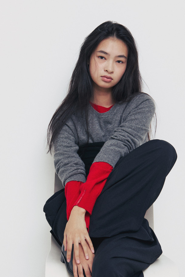 클래식 라운드 스웨터 (그레이)는 부드러운 촉감과 뛰어난 보온성을 자랑하는 여성용 겨울 스웨터입니다. 몽골산 캐시미어 100% 소재로 제작되어 고급스러운 착용감을 선사하며, 레귤러 핏과 라운드넥 디자인으로 클래식하고 베이직한 스타일을 연출합니다. 앞단 사선 스티치와 립조직 소매단 디테일이 돋보이며, 가벼운 무게감으로 편안하게 착용할 수 있습니다. 오피스룩과 출근룩에 잘 어울리는 미니멀한 디자인으로, 다양한 스타일링에 활용하기 좋습니다.
