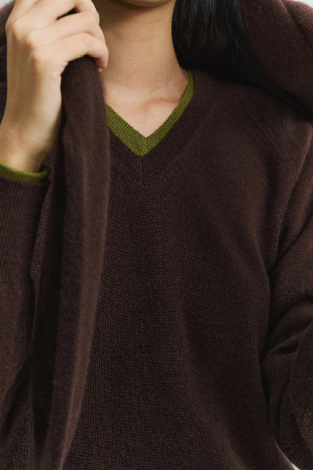 **클래식 브이넥 스웨터 (브라운)**

몽골산 캐시미어 100% 소재로 제작되어 부드러운 촉감과 가벼운 착용감을 선사하는 브라운 컬러의 여성용 브이넥 스웨터입니다. 가을, 겨울 시즌에 어울리는 레귤러 핏의 긴소매 디자인으로, 클래식하고 베이직한 스타일을 연출합니다. 얇은 두께감으로 다양한 이너와 레이어드하여, 출근룩, 오피스룩, 모임룩 등 폭넓은 TPO에 활용 가능합니다. 미니멀한 디자인으로 유행을 타지 않아 오랫동안 즐겨 입을 수 있으며, 캐시미어 특유의 고급스러운 분위기를 더합니다.

