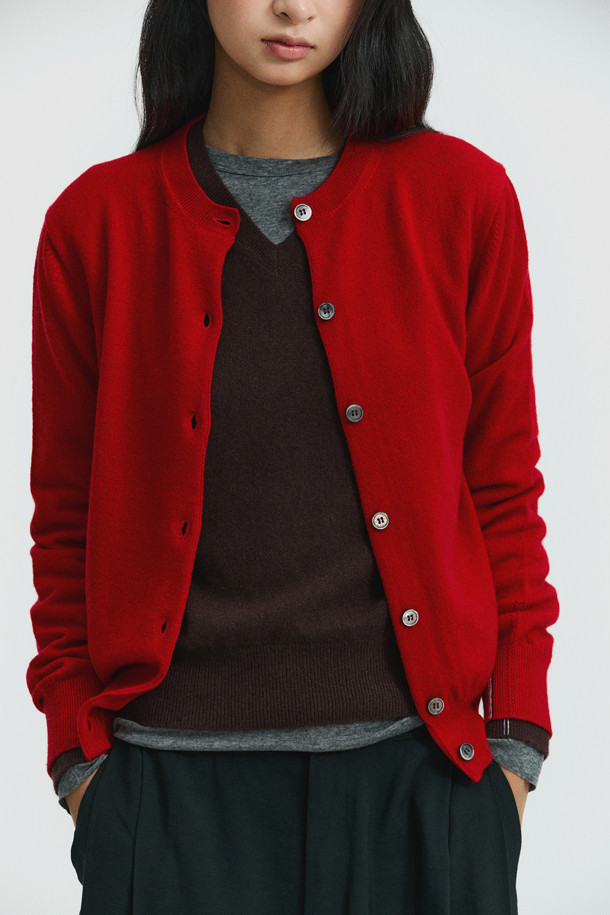 [Re-order] 클래식 버튼 가디건 (레드)는 몽골산 캐시미어 100% 소재로 제작되어 부드러운 촉감을 자랑하며, 가을과 겨울에 따뜻하게 착용할 수 있습니다. 라운드넥 디자인에 레귤러핏으로 제작되어 베이직하고 클래식한 스타일을 연출하며, 버튼 여밈 방식으로 간편하게 착용 가능합니다. 얇은 두께감으로 휴대성이 뛰어나며, 다양한 이너와 레이어드하여 오피스룩, 출근룩, 모임룩 등 TPO에 맞춰 활용할 수 있습니다. 라운드 스웨터와 셋업으로도 연출하여 미니멀한 스타일을 완성할 수 있습니다.

