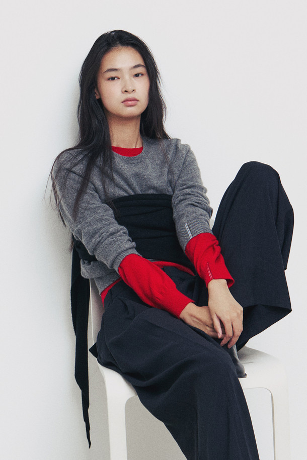 몽골산 캐시미어 100%로 제작된 Triangle 머플러(블랙)입니다. 가을, 겨울철 보온성을 책임지는 부드러운 촉감의 얇은 두께로, 숄처럼 활용 가능한 넉넉한 사이즈가 특징입니다. 베이직한 디자인과 무지 패턴은 클래식, 미니멀, 캐주얼 등 다양한 스타일 연출에 용이하며, 출근룩과 모임룩에 모두 잘 어울립니다. 가볍게 걸쳐 포근함을 더해보세요.
