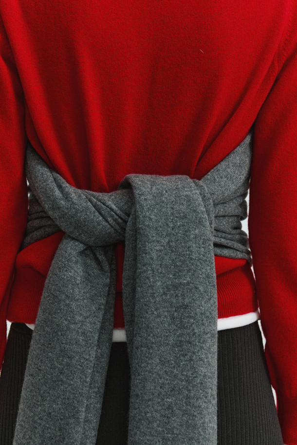 몽골산 캐시미어 100% 소재의 캐시미어 와이드 숄 (그레이)입니다. 가을, 겨울 시즌에 어울리는 부드러운 촉감과 얇은 두께로 제작되어, 가볍게 걸치기 좋습니다. 베이직하고 클래식한 디자인으로 여행룩, 휴가룩과 미니멀한 스타일을 연출하기 좋습니다. 70cm x 200cm의 넉넉한 사이즈로 담요, 숄, 머플러 등 다용도로 활용 가능하며, 휴대성이 뛰어나 실용적입니다.
