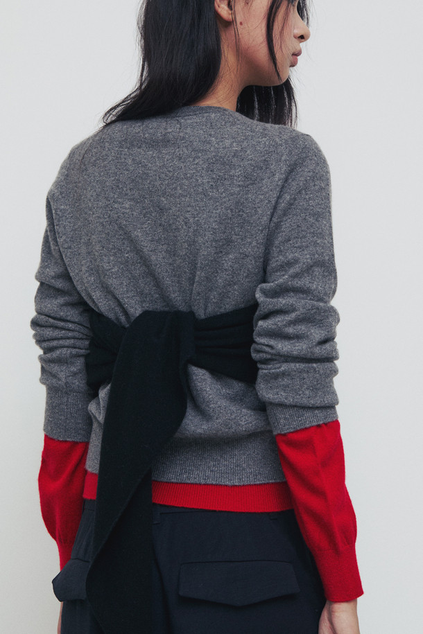 몽골산 캐시미어 100%로 제작된 Triangle 머플러(블랙)입니다. 가을, 겨울철 보온성을 책임지는 부드러운 촉감의 얇은 두께로, 숄처럼 활용 가능한 넉넉한 사이즈가 특징입니다. 베이직한 디자인과 무지 패턴은 클래식, 미니멀, 캐주얼 등 다양한 스타일 연출에 용이하며, 출근룩과 모임룩에 모두 잘 어울립니다. 가볍게 걸쳐 포근함을 더해보세요.
