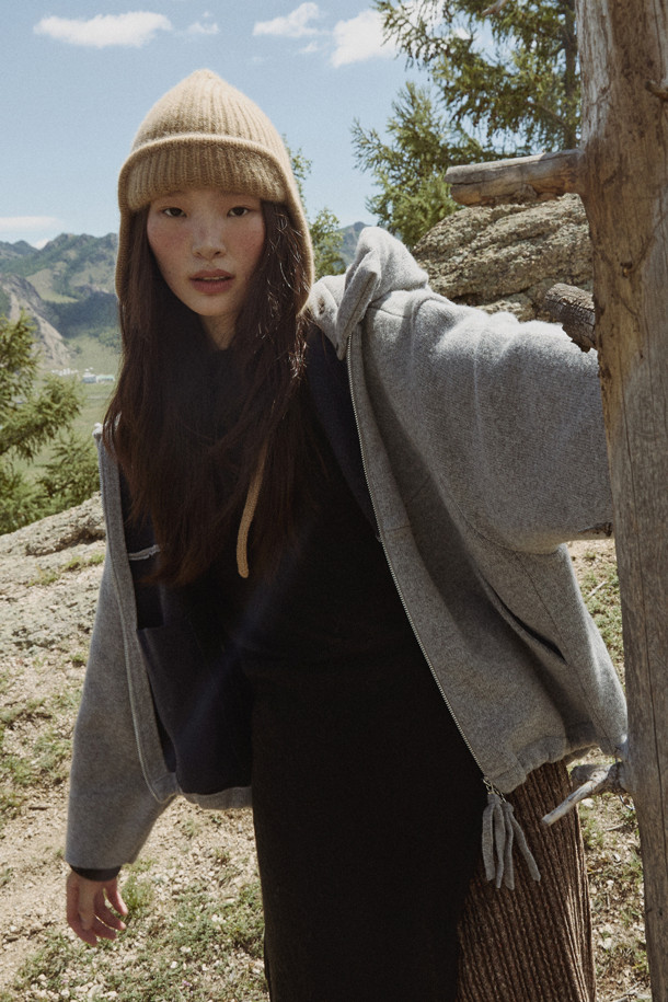 그레이 컬러의 더블 페이스드 재킷입니다. 울과 캐시미어 혼방 소재로 제작되어 부드러운 촉감과 뛰어난 보온성을 제공하며 가을, 겨울 시즌에 착용하기 좋습니다. 오버핏으로 디자인되어 편안한 착용감을 선사하며, 큼직한 후드와 밑단 스토퍼 디테일이 특징입니다. 양면 이중직으로 제작되어 볼륨감 있는 실루엣을 연출하며, 동그란 소매 라인으로 포인트를 더했습니다. 출근룩, 모임룩 등 다양한 TPO에 캐주얼, 클래식, 미니멀 스타일로 활용하기 좋습니다.
