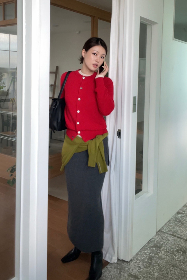 캐시미어 소재의 타이 웨이스트 스커트 (그레이)입니다. 부드러운 촉감과 보온성을 갖춘 두꺼운 두께로 겨울철에도 따뜻하게 착용할 수 있습니다. H라인 핏에 무지 패턴으로 미니멀하고 베이직한 스타일을 연출하며, 스카프 패널과 매듭 디테일이 포인트입니다. 뒷트임으로 활동성을 더했으며, 출근룩, 오피스룩, 모임룩 등 다양한 TPO에 클래식, 미니멀, 시크한 분위기를 더해줍니다. 레귤러핏으로 편안하게 착용 가능합니다.
