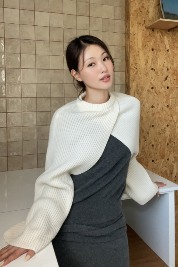 아이보리 와이드 슬리브 볼레로입니다. 캐시미어와 울 혼방 소재로 제작되어 부드러운 촉감과 따뜻함을 선사하며, 가을, 겨울 시즌에 착용하기 좋습니다. 라운드넥에 루즈핏 디자인으로 편안하면서도 엘레강스한 무드를 연출합니다. 와이드 슬리브와 사선 디테일이 돋보이며, 크롭 기장으로 다양한 스타일링에 활용할 수 있습니다. 데이트룩, 모임룩, 출근룩 등 TPO에 맞춰 클래식, 미니멀, 시크한 스타일을 연출해보세요.
