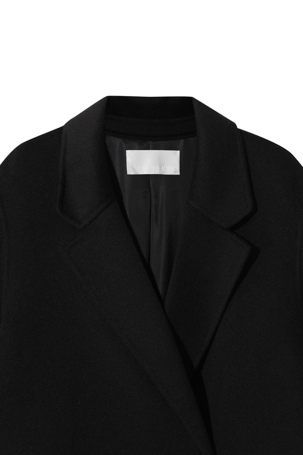 캐시미어 핸드메이드 코트 (블랙)는 가을과 겨울, 당신의 스타일을 완성해 줄 여성용 아우터입니다. 부드러운 촉감과 고급스러운 광택이 돋보이는 캐시미어 소재로 제작되었으며, 보온성이 뛰어나 추운 날씨에도 따뜻하게 착용할 수 있습니다. 베이직하고 클래식한 디자인으로 출근룩, 오피스룩, 모임룩 등 다양한 TPO에 활용 가능하며, 싱글 버튼 여밈과 레귤러핏으로 세련된 실루엣을 연출합니다. 카라와 포켓 디테일이 돋보이며, 내구성이 뛰어나 오랫동안 변함없이 즐겨 입을 수 있습니다.
