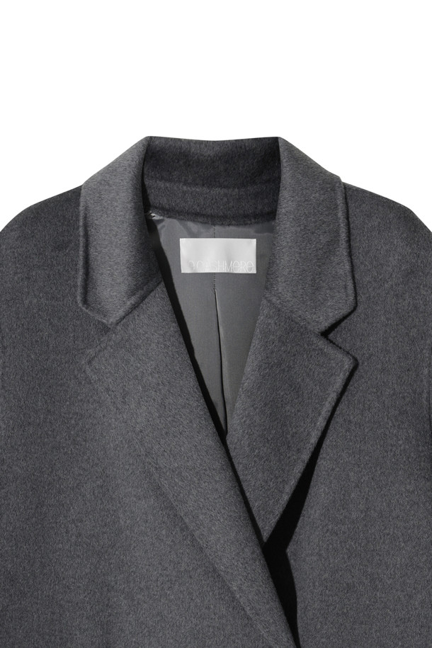캐시미어 핸드메이드 코트 (그레이)는 가을과 겨울, 일상에서 세련된 스타일을 연출하는 여성용 코트입니다. 부드러운 촉감의 캐시미어 소재로 제작되어 고급스러운 외관과 가벼운 착용감, 뛰어난 보온성을 자랑합니다. 레귤러 핏에 싱글 버튼 여밈 방식, 무지 디자인으로 미니멀하고 베이직한 스타일을 완성합니다. 오피스룩, 출근룩, 모임룩 등 다양한 TPO에 활용 가능하며, 클래식, 미니멀, 시크한 무드를 연출합니다. 포켓과 카라 디테일이 돋보이는 핸드메이드 코트로, 당신의 겨울 스타일을 더욱 돋보이게 해 줄 것입니다.
