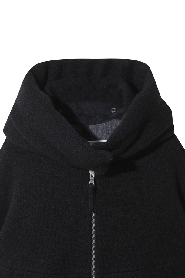 블랙 컬러의 더블페이스 재킷으로, 가을과 겨울 시즌에 당신의 스타일을 완성해 줄 여성용 아우터입니다. 울과 캐시미어 혼방 소재로 제작되어 부드러운 촉감과 뛰어난 보온성을 제공하며, 두꺼운 두께감으로 포근하게 착용할 수 있습니다. 미니멀하고 베이직한 디자인으로 출근룩, 모임룩 등 다양한 TPO에 활용 가능하며, 오버핏 실루엣과 큼직한 후드, 밑단 스토퍼, 동그란 소매 라인이 특징입니다. 집업과 스냅 버튼 여밈 방식으로 편안하게 착용할 수 있으며, 크롭 기장으로 세련된 스타일을 연출합니다.
