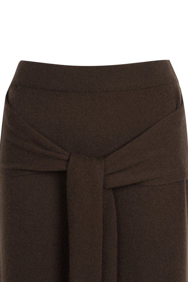 몽골산 캐시미어 100% 소재의 Tie-waist 스커트(브라운)입니다. H라인 핏으로 미니멀하고 클래식한 분위기를 연출하며, 부드러운 촉감과 두꺼운 두께로 겨울철에도 따뜻하게 착용할 수 있습니다. 랩 스타일의 디자인에 스카프 패널과 매듭 디테일이 더해져 세련된 포인트를 줍니다. 뒷트임이 있어 활동성을 높였으며, 오피스룩, 모임룩, 데이트룩 등 다양한 TPO에 활용 가능합니다. 시크한 스타일을 선호하는 여성분들께 추천합니다.
