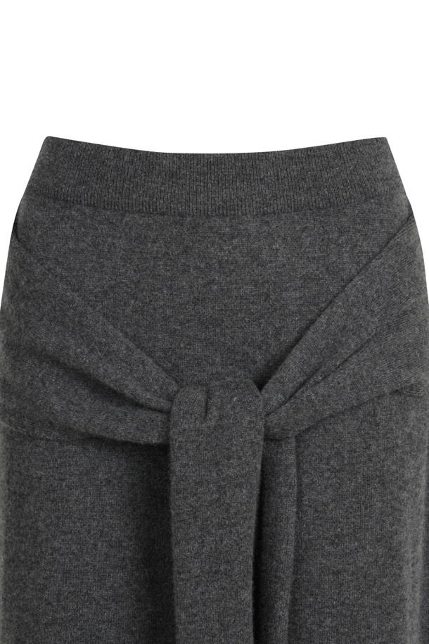 캐시미어 소재의 타이 웨이스트 스커트 (그레이)입니다. 부드러운 촉감과 보온성을 갖춘 두꺼운 두께로 겨울철에도 따뜻하게 착용할 수 있습니다. H라인 핏에 무지 패턴으로 미니멀하고 베이직한 스타일을 연출하며, 스카프 패널과 매듭 디테일이 포인트입니다. 뒷트임으로 활동성을 더했으며, 출근룩, 오피스룩, 모임룩 등 다양한 TPO에 클래식, 미니멀, 시크한 분위기를 더해줍니다. 레귤러핏으로 편안하게 착용 가능합니다.
