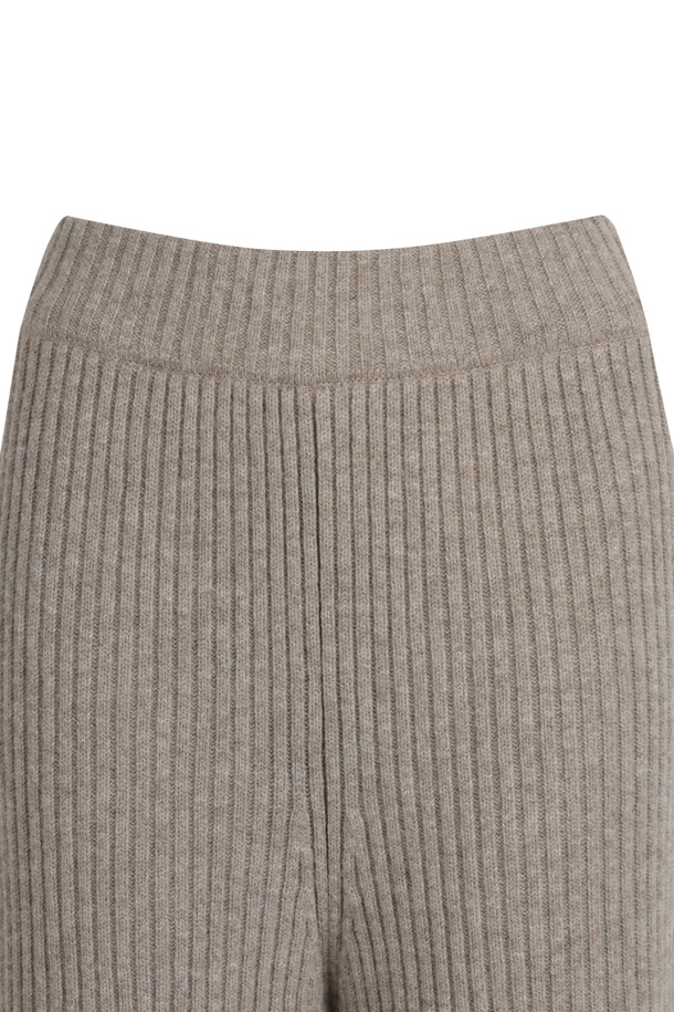 캐시미어와 울 혼방 소재로 부드러운 촉감이 돋보이는 "청키 와이드 팬츠" 베이지 컬러입니다. 탄탄한 골지 짜임과 루즈핏으로 편안하면서도 고급스러운 실루엣을 연출합니다. 와이드 핏에 두꺼운 두께감으로 가을, 겨울 시즌 따뜻하게 착용할 수 있으며, 밴딩 처리로 체형에 구애 없이 편안하게 즐길 수 있습니다. 데일리룩, 집콕룩, 라운지웨어 등 다양한 TPO에 활용 가능하며, 클래식, 미니멀, 캐주얼 스타일 모두 소화 가능한 베이직 아이템입니다.
