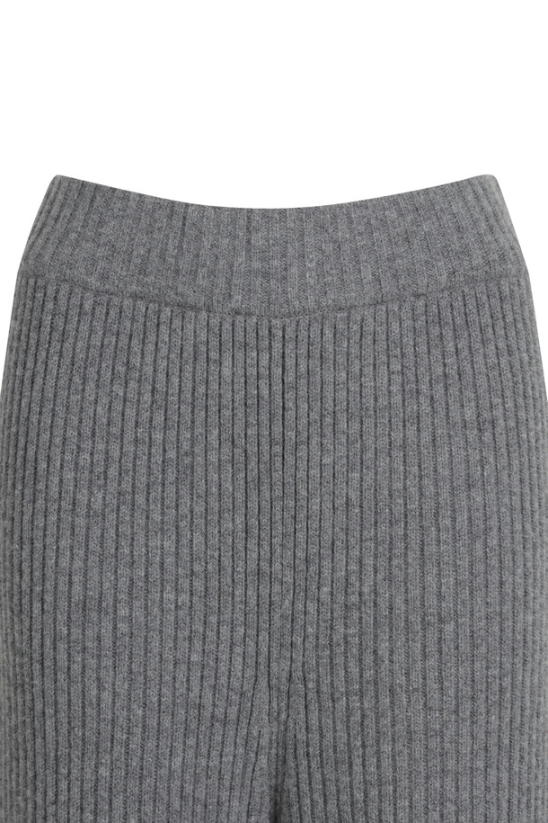 Chunky Wide Pants (Grey)는 부드러운 촉감의 울 캐시미어 혼방 소재로 제작되어 가을과 겨울, 데일리 및 라운지웨어로 활용하기 좋은 여성용 니트 팬츠입니다. 톤 다운된 그레이 컬러의 무지 디자인으로 베이직하고 캐주얼한 스타일을 연출하며, 넉넉한 루즈핏 와이드 실루엣이 특징입니다. 밀도 있는 짜임과 탄탄한 편직으로 두꺼운 두께감을 자랑하며, 집콕룩이나 겨울 데일리룩에 편안함과 스타일을 더합니다. 청키 스웨터와 셋업으로 착용하여 더욱 완성도 높은 룩을 연출할 수 있습니다. 밴딩 처리로 편안한 착용감을 제공합니다.
