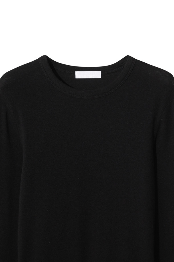 [Re-order] 베이스 레이어 라운드 (블랙)는 사계절 활용 가능한 공용 베이스 레이어입니다. 슬림핏으로 제작되었으며, 라운드넥과 긴소매 디자인으로 일상, 출근룩, 미니멀, 클래식, 캐주얼 스타일 모두에 잘 어울립니다. 라이오셀, 울, 폴리우레탄 혼방 소재로 제작되어 얇지만 보온 및 신축성을 제공하며, 부드러운 촉감을 자랑합니다. 레이어드하여 다양한 스타일 연출이 가능하며, 무지 디자인으로 어떤 옷에도 쉽게 매치할 수 있습니다.
