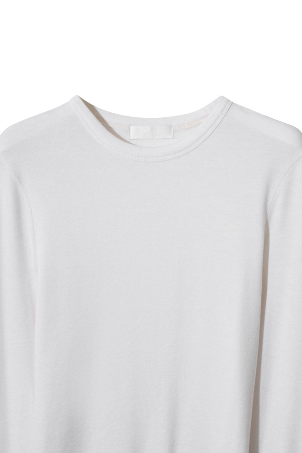 [Re-order] 베이스 레이어 라운드 (화이트)는 미니멀하고 클래식한 스타일을 추구하는 분들을 위한 사계절용 베이스 레이어입니다. 라이오셀, 울, 폴리우레탄 혼방 소재로 제작되어 부드러운 촉감과 슬림핏을 제공하며, 보온성과 신축성이 뛰어납니다. 라운드넥, 긴소매 디자인에 얇은 두께로 제작되어 레이어드하여 다양한 스타일을 연출할 수 있습니다. 무지 디자인의 화이트 컬러로 어떤 옷에도 매치하기 용이하며, 일상에서 편안하게 착용하기 좋습니다.
