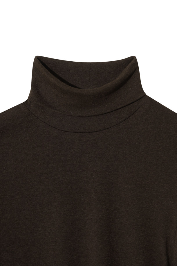 부드러운 촉감의 베이스 레이어 터틀넥 (브라운)입니다. 라이오셀, 울, 폴리우레탄 혼방 소재로 제작되어 얇지만 뛰어난 보온성을 제공합니다. 겨울철 데일리룩 또는 집콕룩에 활용하기 좋으며, 미니멀, 클래식, 캐주얼 등 다양한 스타일 연출에 용이합니다. 레귤러핏으로 편안하게 착용 가능하며, 레이어드하여 더욱 따뜻하게 입을 수 있습니다.
