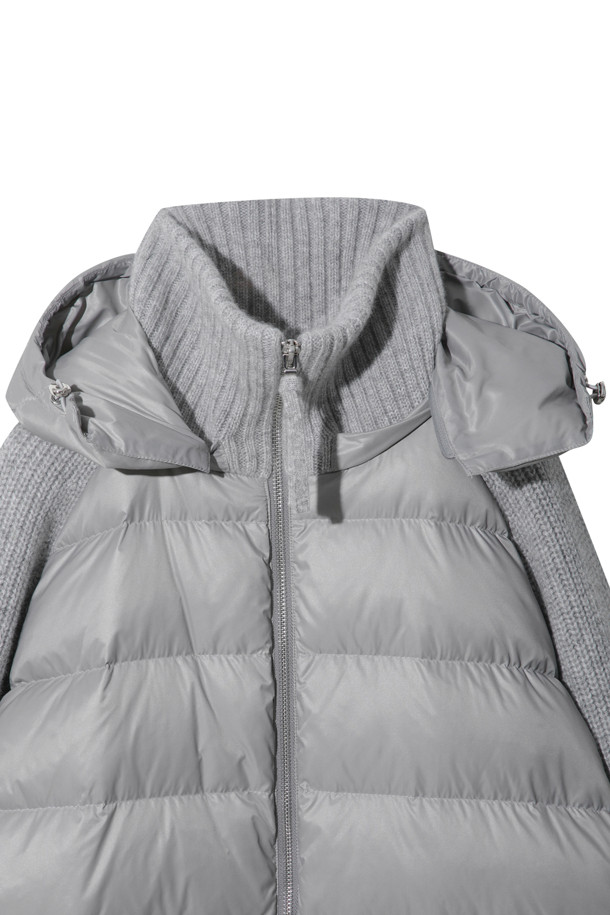 라이트 그레이 컬러의 캐시미어 점퍼는 여성 고객을 위한 겨울철 필수 아이템입니다. 미니멀하고 클래식한 스타일로, 출근룩과 모임룩에 모두 잘 어울립니다. 부드러운 촉감의 캐시미어, 나일론 혼방 소재에 두꺼운 두께감으로 따뜻함을 선사하며, 긴 소매와 레귤러핏으로 편안한 착용감을 제공합니다. 후드와 밑단 스토퍼 조절이 가능하며, 구스다운 충전재(솜털 80%, 깃털 20%)와 나일론 안감으로 보온성을 높였습니다. 
