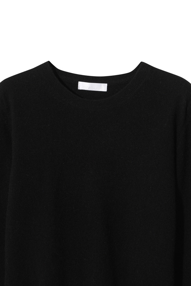 몽골산 캐시미어 100% 소재의 클래식 라운드 스웨터 (블랙)입니다. 부드러운 촉감과 가벼운 무게감이 특징이며, 높은 보온성을 제공하여 겨울철 따뜻하게 착용할 수 있습니다. 레귤러 핏에 라운드넥 디자인으로, 오피스룩, 출근룩, 모임룩 등 다양한 TPO에 활용 가능합니다. 앞 단 사선 스티치와 립조직 소매단 디테일이 돋보이며, 미니멀하고 세련된 스타일을 연출합니다. 베이직한 디자인으로 유행을 타지 않고 오랫동안 즐겨 입을 수 있는 아이템입니다.
