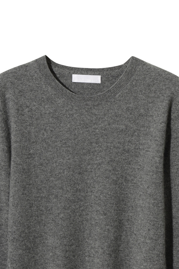 클래식 라운드 스웨터 (그레이)는 부드러운 촉감과 뛰어난 보온성을 자랑하는 여성용 겨울 스웨터입니다. 몽골산 캐시미어 100% 소재로 제작되어 고급스러운 착용감을 선사하며, 레귤러 핏과 라운드넥 디자인으로 클래식하고 베이직한 스타일을 연출합니다. 앞단 사선 스티치와 립조직 소매단 디테일이 돋보이며, 가벼운 무게감으로 편안하게 착용할 수 있습니다. 오피스룩과 출근룩에 잘 어울리는 미니멀한 디자인으로, 다양한 스타일링에 활용하기 좋습니다.
