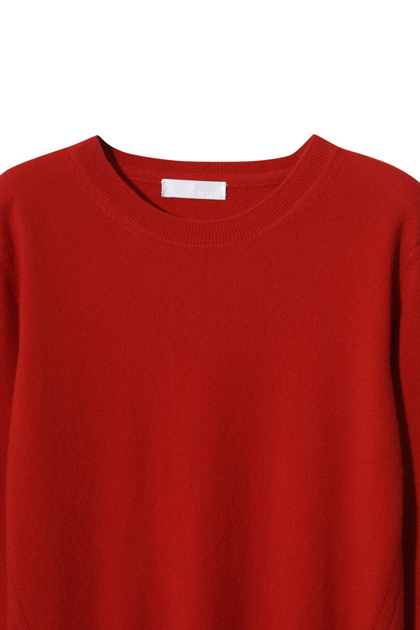 클래식 라운드 스웨터(레드)는 몽골산 캐시미어 100%로 제작되어 부드러운 촉감과 뛰어난 보온성을 자랑합니다. 라운드넥과 긴 소매, 레귤러핏으로 디자인되어 클래식하고 미니멀한 스타일을 연출하며, 일상 및 출근룩, 모임룩에 모두 잘 어울립니다. 크롭 기장에 앞단 사선 스티치 디테일이 돋보이며, 립조직 소매단으로 포인트를 더했습니다. 가벼운 무게감으로 편안하게 착용 가능하며, 겨울철 따뜻함을 선사합니다.
