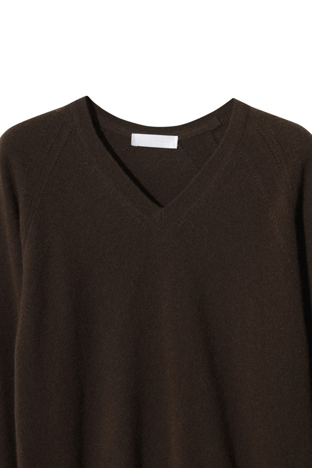**클래식 브이넥 스웨터 (브라운)**

몽골산 캐시미어 100% 소재로 제작되어 부드러운 촉감과 가벼운 착용감을 선사하는 브라운 컬러의 여성용 브이넥 스웨터입니다. 가을, 겨울 시즌에 어울리는 레귤러 핏의 긴소매 디자인으로, 클래식하고 베이직한 스타일을 연출합니다. 얇은 두께감으로 다양한 이너와 레이어드하여, 출근룩, 오피스룩, 모임룩 등 폭넓은 TPO에 활용 가능합니다. 미니멀한 디자인으로 유행을 타지 않아 오랫동안 즐겨 입을 수 있으며, 캐시미어 특유의 고급스러운 분위기를 더합니다.
