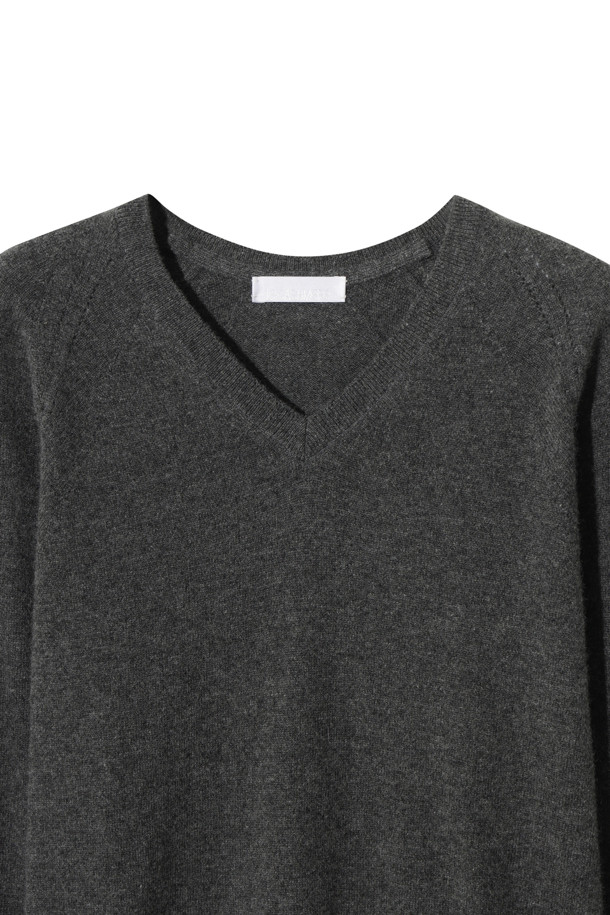 클래식 브이넥 스웨터 (그레이)는 몽골산 캐시미어 100% 소재로 제작되어 부드러운 촉감과 가벼운 착용감을 선사합니다. 가을과 겨울, 일상에서 활용하기 좋은 베이직하고 클래식한 디자인으로, 레귤러핏과 긴 소매 기장으로 편안함을 더했습니다. 얇은 두께감으로 레이어드하여 다양한 스타일을 연출할 수 있으며, 출근룩, 비즈니스 캐주얼, 모임룩 등 TPO에 맞춰 활용 가능합니다. 차콜, 브라운 컬러도 준비되어 있습니다.
